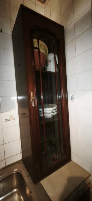 Vitrina de madera y cristal