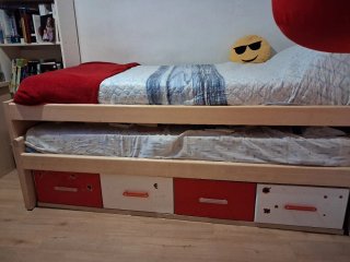 Dormitorio juvenil,dos camas, escritorio,y cajones