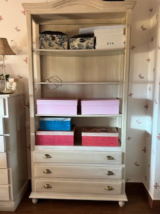 Estantería de madera beige y rosa
