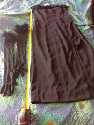 Vestido largo palabra de honor con guantes a juego