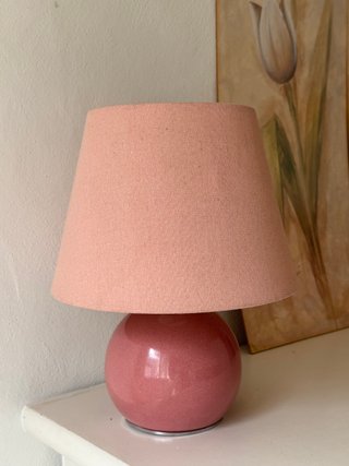 Lámpara de mesa rosa base esférica