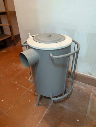 Estufa de leña metálica gris