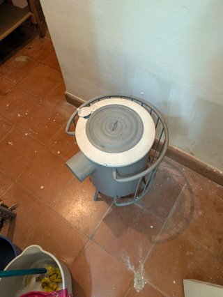 Estufa de leña metálica gris