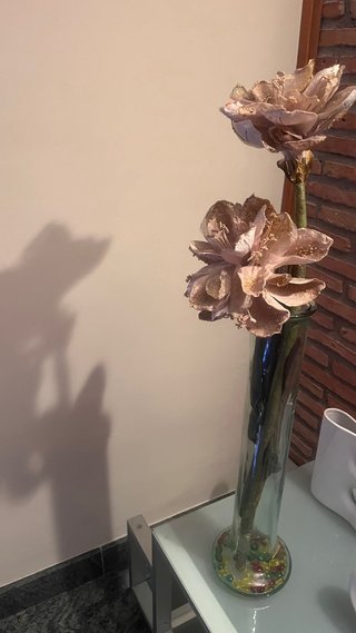Jarrón de cristal con flores decorativas