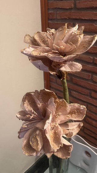 Jarrón de cristal con flores decorativas