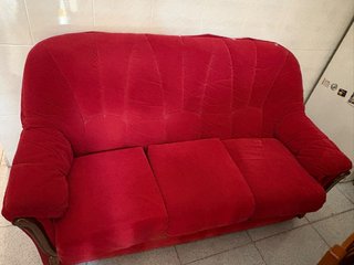 Sofá de tela rojo