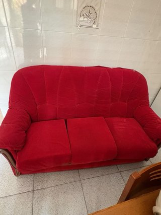 Sofá de tela rojo