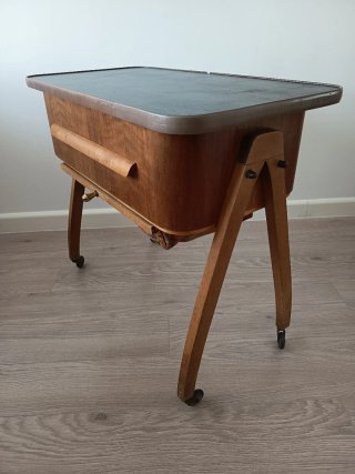 Mueble Auxiliar Vintage con Ruedas