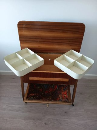 Mueble Auxiliar Vintage con Ruedas