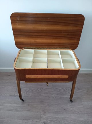 Mueble Auxiliar Vintage con Ruedas
