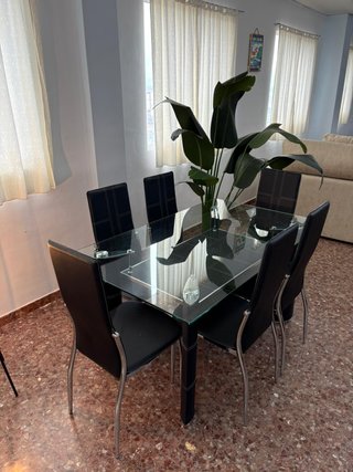 Mesa nueva con 6 sillas en negro