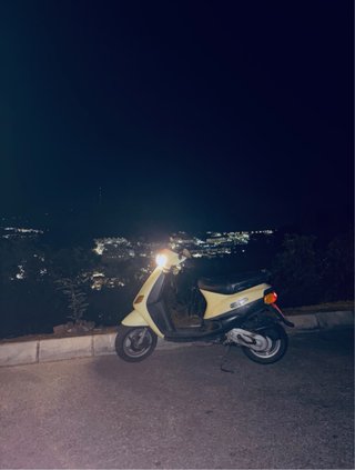 Piaggio Zip Scooter Amarillo