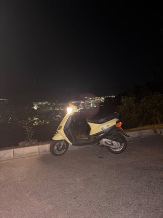 Piaggio Zip Scooter Amarillo