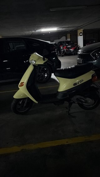 Piaggio Zip Scooter Amarillo