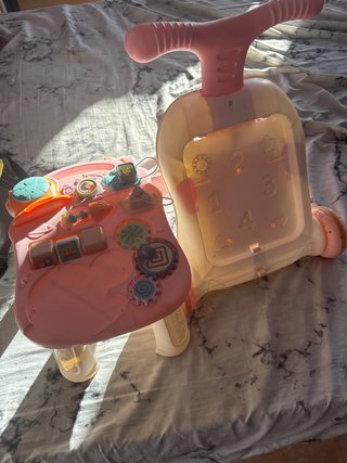 Caminador infantil rosa con mesa de actividades