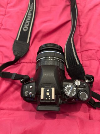 Cámara Olympus con Lentes y Accesorios