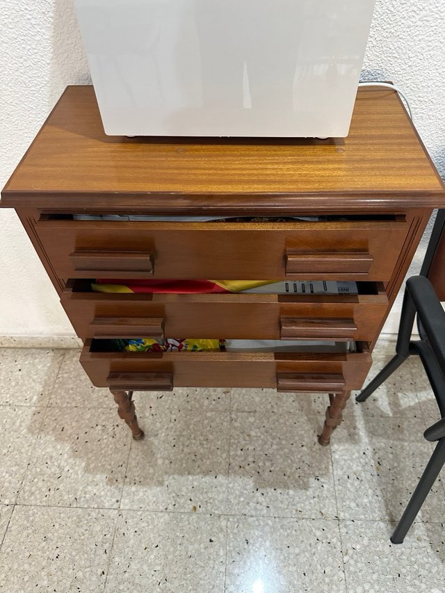 Auxiliar de madera con cajones