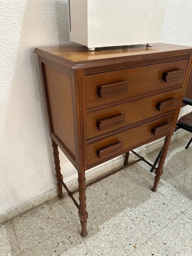 Auxiliar de madera con cajones