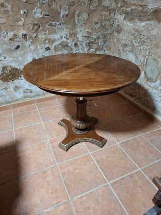 Mesa de salón redonda de madera