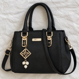 Bolso de mano negro con charm