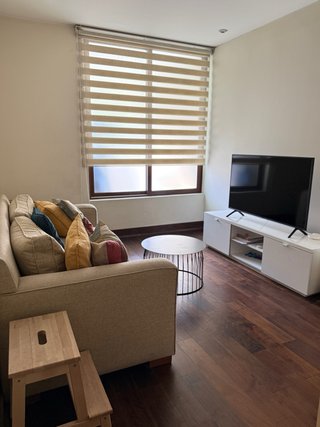 Mueble TV blanco metálico