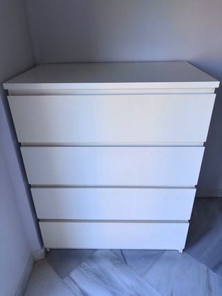 Cómoda blanca de madera