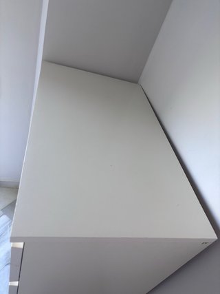 Cómoda blanca de madera