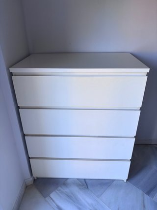 Cómoda blanca de madera