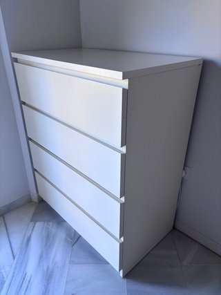 Cómoda blanca de madera