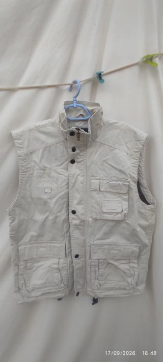 Chaleco beige con múltiples bolsillos