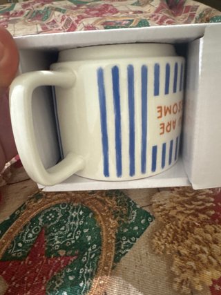 Taza de cerámica con rayas azules