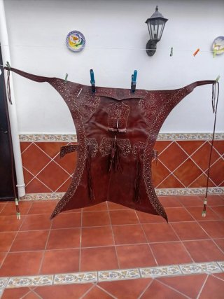 Sahones de cuero artesanal en buen estado.