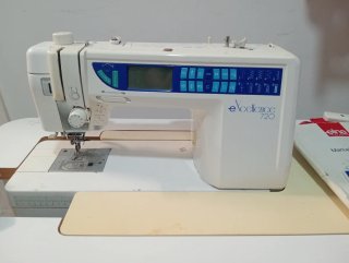 Máquina de coser Elna con mesa