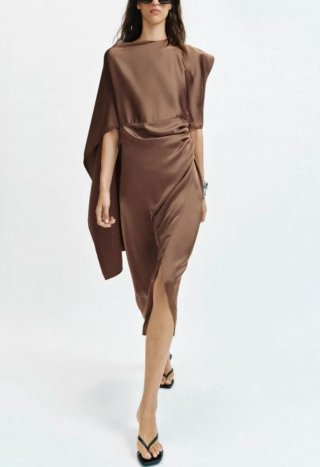 Vestido Satinado Marrón con Capa Zara