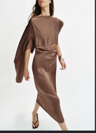 Vestido Satinado Marrón con Capa Zara