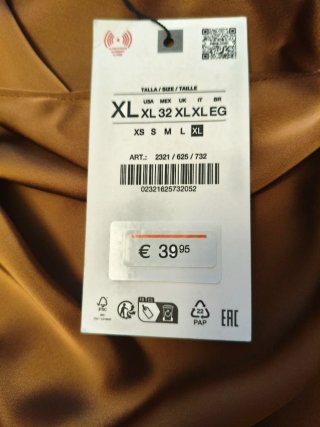 Vestido Satinado Marrón con Capa Zara