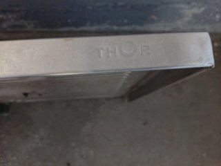 Fregadero de metal con escurridor