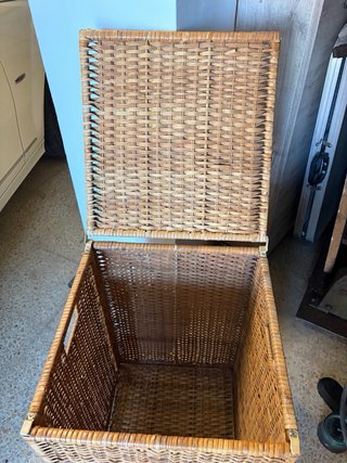 Cesta de ropa de mimbre