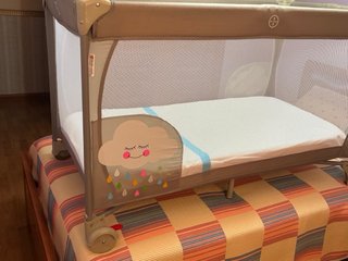 Cuna de viaje nueva con colchón