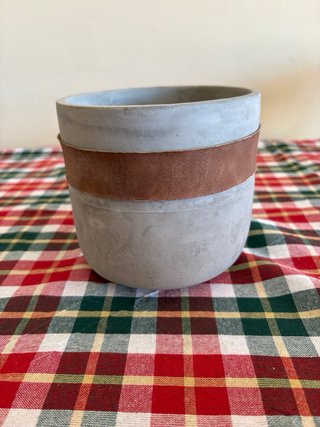 Macetero de Cemento con Asa de Cuero