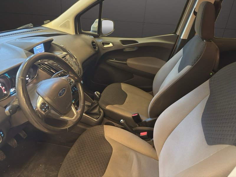 Ford Transit Courier 2017, foto 9