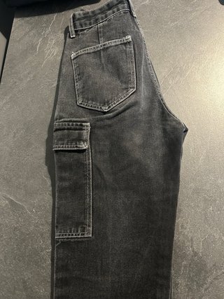 Felpa nera con stampa grafica sul retro e denim