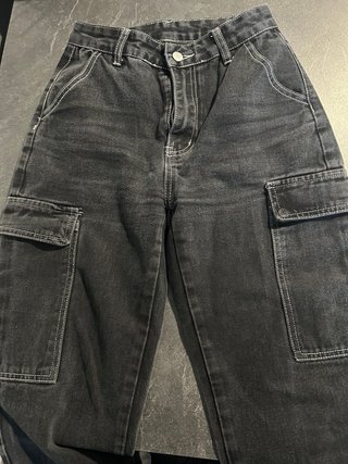 Felpa nera con stampa grafica sul retro e denim
