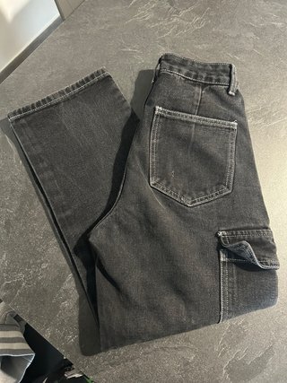Felpa nera con stampa grafica sul retro e denim