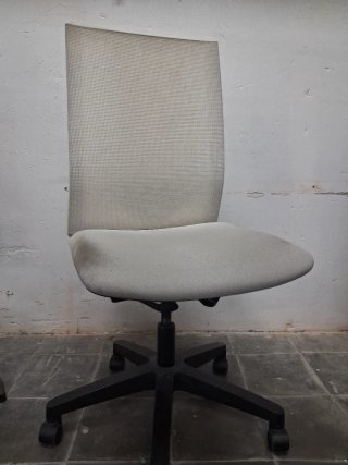 Silla de oficina blanca con ruedas