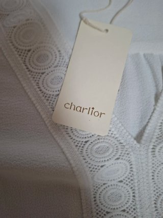 Camiseta Blanca con Detalle de Encaje