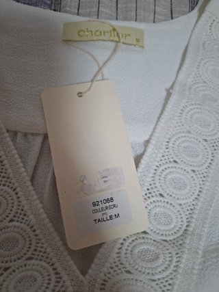 Camiseta Blanca con Detalle de Encaje