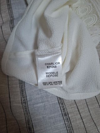 Camiseta Blanca con Detalle de Encaje