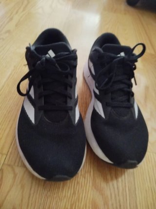 Zapatillas deportivas negras y blancas