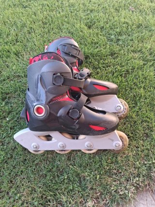Patines en línea negros y rojos